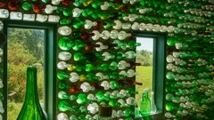 Scopri come trasformare le semplici bottiglie di vetro in un elegante elemento di decoro e dare nuova vita alla tua casa in pochi semplici passi