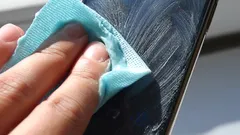 Con questo semplice trucco potrai rimuovere i graffi dallo schermo del telefono in 2 minuti
