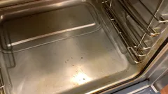 Svelato il metodo rapido che trasforma la pulizia del forno in un momento senza stress
